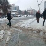 Muş’ta bir polis, kar sularını temizleyerek vatandaşlara yardımcı oldu, davranışı takdir topladı.