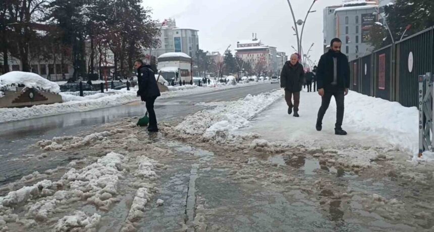 Muş’ta bir polis, kar sularını temizleyerek vatandaşlara yardımcı oldu, davranışı takdir topladı.