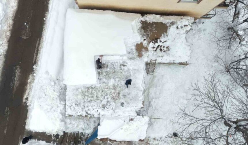 Muş’ta Yoğun Kar Yağışı, Kale Mahallesi’ndeki Tek Katlı Evleri Kapatıyor Muş’ta Yoğun Kar Yağışı, Kale Mahallesi’ndeki Tek Katlı Evleri Kapatıyor