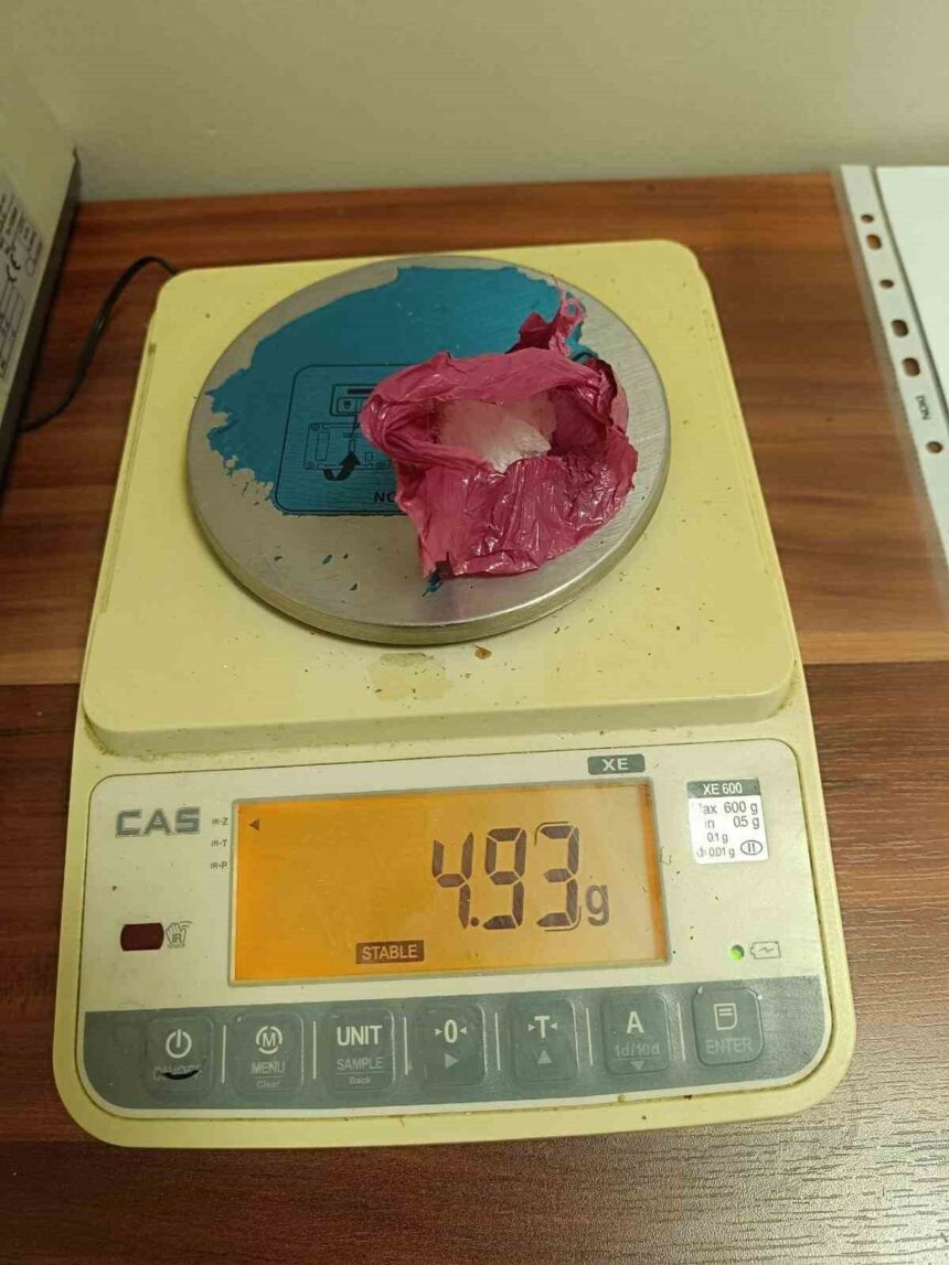 Muş’ta 4,93 gram metamfetamin ile yakalanan ve cezası bulunan şahıs tutuklandı. Muş’ta 4,93 gram metamfetamin ile yakalanan ve cezası bulunan şahıs tutuklandı.
