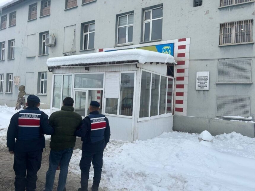 Muş’ta jandarma düzenlediği operasyonla uyuşturucu ticareti nedeniyle aranan bir kişiyi yakaladı.