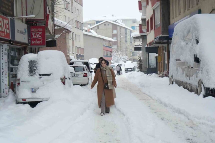 Muş’ta yoğun kar yağışı yaşamı olumsuz etkiledi, kar kalınlığı yer yer 1 metreyi aştı.