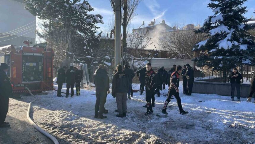 Sivas’ta bir evde çıkan yangında yaşlı adam kurtarıldı, hastaneye sevk edildi.