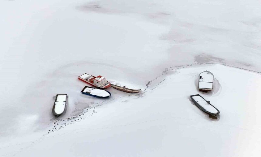 Ahlat’taki Nazik Gölü, soğuk hava sebebiyle tamamen dondu. Ahlat’taki Nazik Gölü, soğuk hava sebebiyle tamamen dondu.