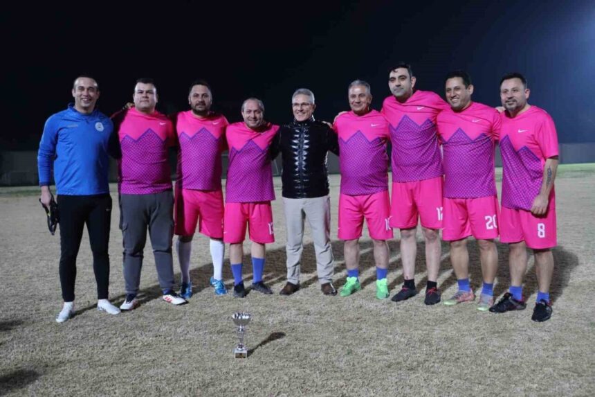 Nazilli Belediyesi, personel motivasyonunu artırmak için futbol turnuvası düzenledi, kazanan Özel Kalem Müdürlüğü oldu. Nazilli Belediyesi, personel motivasyonunu artırmak için futbol turnuvası düzenledi, kazanan Özel Kalem Müdürlüğü oldu.