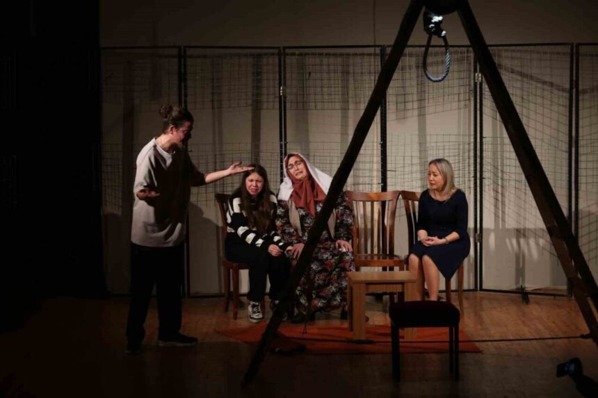 Nazilli’de Halk Eğitimi Merkezi Tiyatro Kursu Öğrencileri “Hepimiz Mahkumuz” Oyununu Sahnede Sergiledi