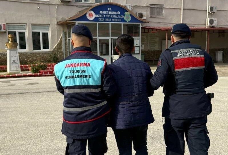 Aydın’da dolandırıcılık suçundan 8 yıl 4 ay hapis cezası bulunan kişi jandarma tarafından tutuklandı. Aydın’da dolandırıcılık suçundan 8 yıl 4 ay hapis cezası bulunan kişi jandarma tarafından tutuklandı.