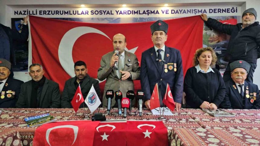 Nazilli’de dernekler, Türk Bayrağı’na yapılan saldırıyı kınadı, açıklama yağmur altında gerçekleştirildi. Nazilli’de dernekler, Türk Bayrağı’na yapılan saldırıyı kınadı, açıklama yağmur altında gerçekleştirildi.
