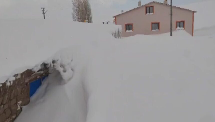 Sivas’ta yağan kar, tünel açmayı gerektirdi; kırsalda kalınlık 3 metreyi aştı. Sivas’ta yağan kar, tünel açmayı gerektirdi; kırsalda kalınlık 3 metreyi aştı.