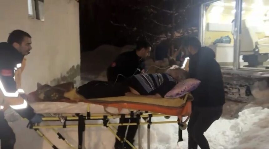 Ağrı’da kar nedeniyle kapanan köy yolunda mahsur kalan hasta paletli ambulansla kurtarıldı.