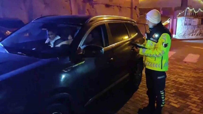 Nevşehir’de 2025’te polis denetimlerinde 1 milyon 109 bin araç kontrol edildi. Nevşehir’de 2025’te polis denetimlerinde 1 milyon 109 bin araç kontrol edildi.