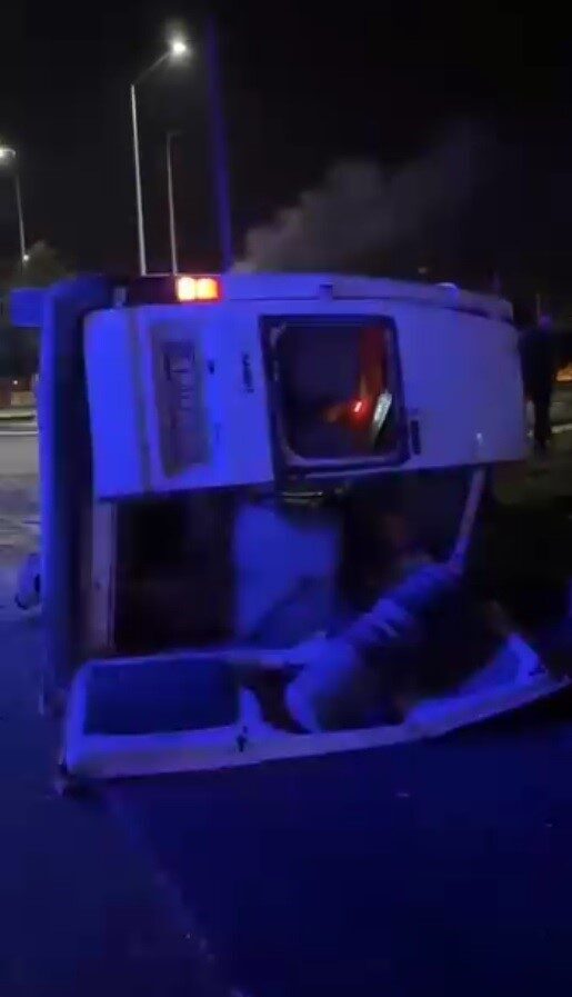 Nevşehir’de hafif ticari araç ile işçi servisinin çarpışması sonucu 1 kişi yaşamını yitirdi, 14 kişi yaralandı. Nevşehir’de hafif ticari araç ile işçi servisinin çarpışması sonucu 1 kişi yaşamını yitirdi, 14 kişi yaralandı.