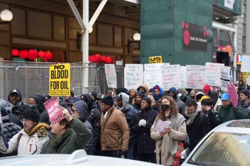 Venezuela saldırısının ardından New York’ta binlerce kişi protesto düzenledi