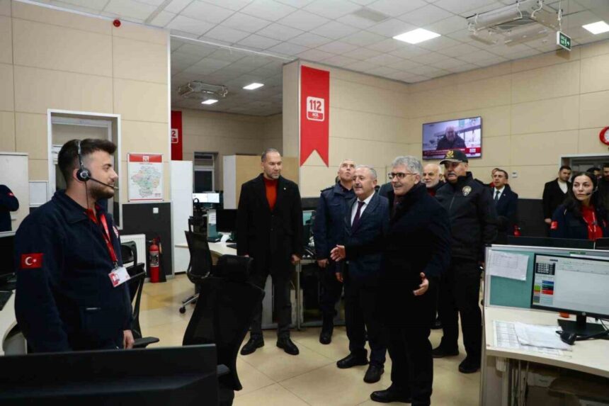 Niğde Valisi Cahit Çelik, yılbaşı gecesi görevdeki güvenlik ve acil durum personelini ziyaret etti.