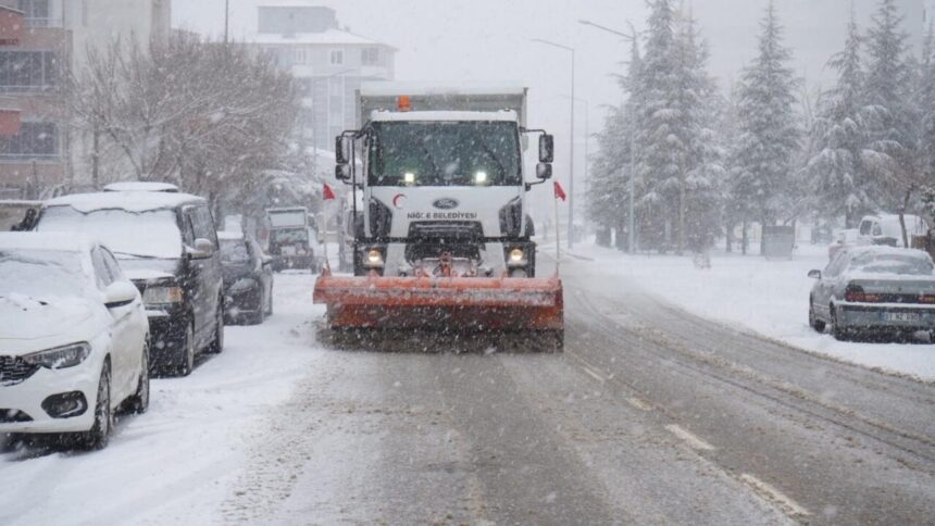 Niğde’deki yoğun kar yağışına anında müdahale edilerek günlük yaşamda olumsuz etki yaşanmadı.