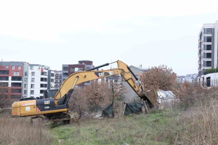 Nilüfer Belediyesi, Balkan Mahallesi’ndeki ruhsatsız yapıları yıkarak kaçak yapılarla mücadelesini sürdürüyor. Nilüfer Belediyesi, Balkan Mahallesi’ndeki ruhsatsız yapıları yıkarak kaçak yapılarla mücadelesini sürdürüyor.