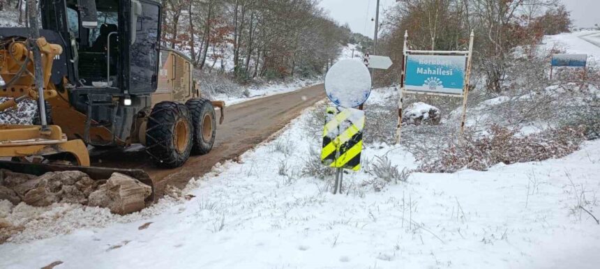 Bursa’da etkili kar yağışı için Nilüfer Belediyesi ekipleri alarma geçti. 31 Aralık’ta başlayan yağış, yeni yılın ilk gününde de devam ediyor.