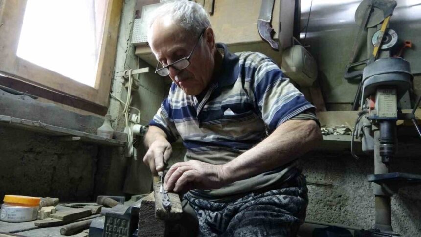 Sürmene’de Kama Ustası Cengizhan Alpaslan, Mesleğin Geleceği İçin Gençlere Çağrı Yaptı