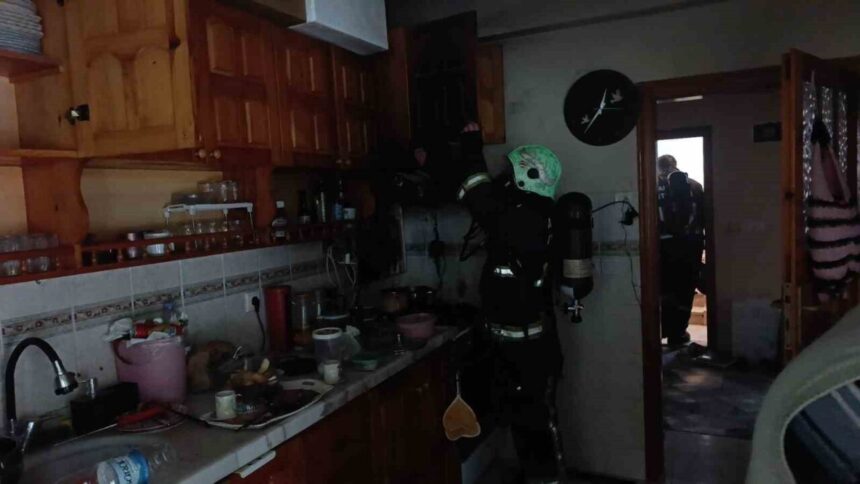 Manavgat’ta fritözden çıkan yangına itfaiye ve güvenlik ekipleri müdahale etti, yangın büyümeden söndürüldü. Manavgat’ta fritözden çıkan yangına itfaiye ve güvenlik ekipleri müdahale etti, yangın büyümeden söndürüldü.