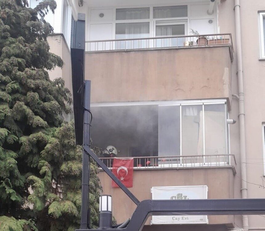 Bilecik’te ocakta unutulan yemek yangına yol açtı. Dumanla dolan apartmanda tedbir alındı. Bilecik’te ocakta unutulan yemek yangına yol açtı. Dumanla dolan apartmanda tedbir alındı.