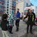 Karaman’da 14 yaşındaki çocuğun kullandığı elektrikli bisiklet otomobille çarpıştı, yaralılar var.