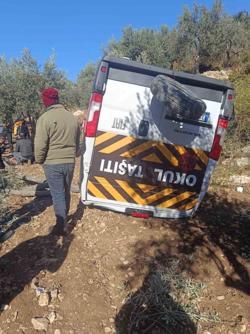 Hatay’da direksiyon hakimiyetini kaybeden sürücünün servis aracı zeytinliğe uçtu, 5 kişi yaralandı.