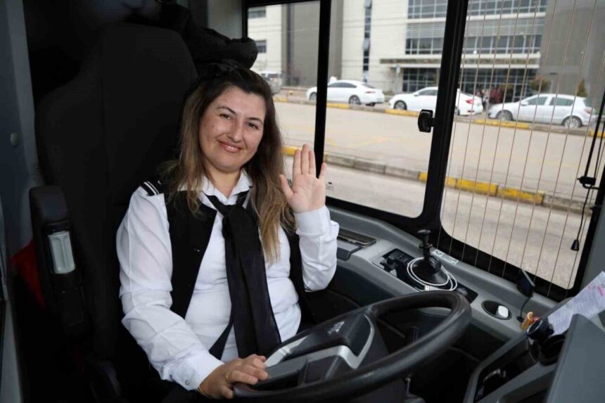 Kocaeli’de kadın otobüs sürücüleri, toplu taşımada önemli bir katkı sağlıyor.