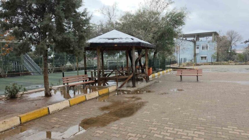 Hatay’da 17 yaşındaki genç, okul bahçesinde av tüfeği ile vurulmuş halde bulundu. Hatay’da 17 yaşındaki genç, okul bahçesinde av tüfeği ile vurulmuş halde bulundu.