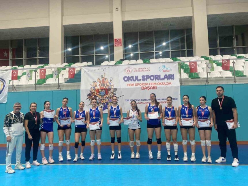 Manisa’da Okul Sporları Voleybol Gençler (A) Grup Müsabakaları sona erdi. Manisa’da Okul Sporları Voleybol Gençler (A) Grup Müsabakaları sona erdi.