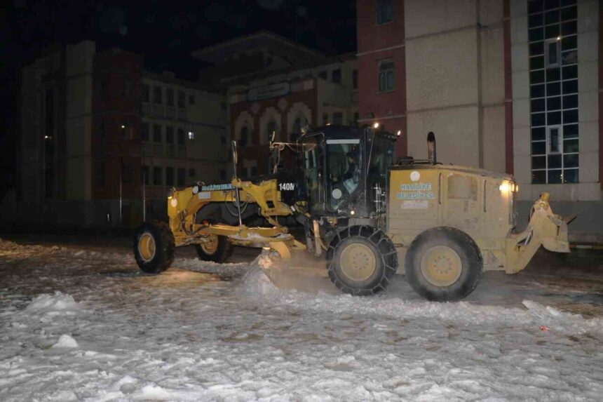 Şanlıurfa’da kar yağışı nedeniyle okullarda güvenli ulaşım için kar temizliği çalışmalarına devam ediliyor.
