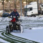 Oltu Stadyumu, 40 yıldır sahaların bakımını üstlenen İbrahim Kara’ya teslim edildi.