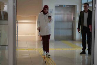 OMÜ, görme engellilerin bağımsız hareketini sağlayan “Yapay Zekâ Destekli Asistan” projesini tanıttı.