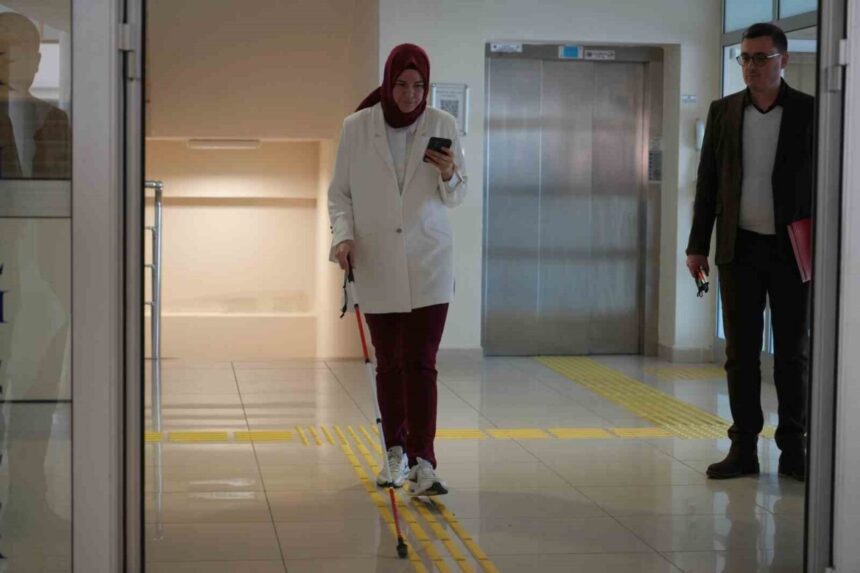 OMÜ, görme engellilerin bağımsız hareketini sağlayan “Yapay Zekâ Destekli Asistan” projesini tanıttı. OMÜ, görme engellilerin bağımsız hareketini sağlayan “Yapay Zekâ Destekli Asistan” projesini tanıttı.