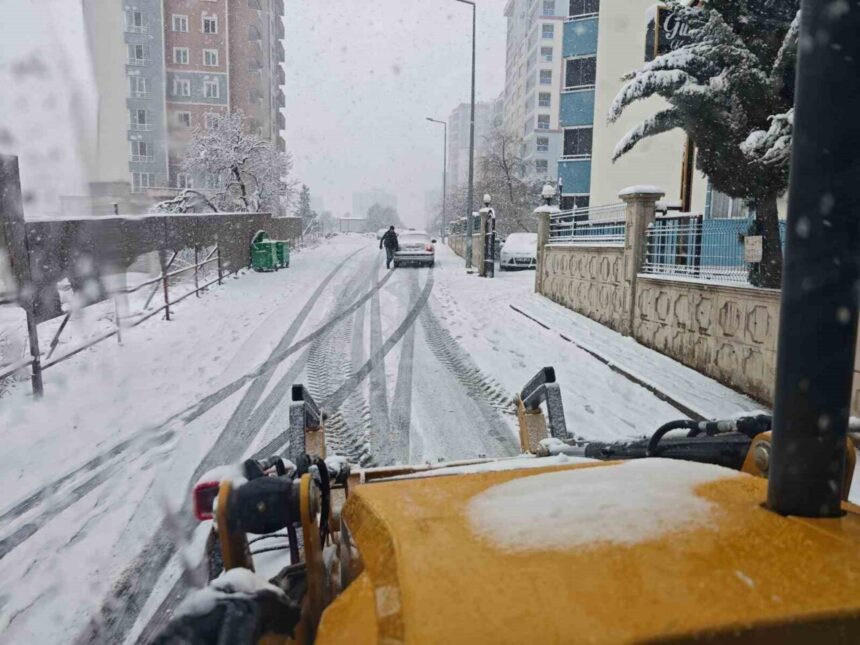 Kahramanmaraş’ta kar yağışı nedeniyle Onikişubat Belediyesi ekipleri yol açma ve kar temizliği çalışmalarına devam ediyor. Kahramanmaraş’ta kar yağışı nedeniyle Onikişubat Belediyesi ekipleri yol açma ve kar temizliği çalışmalarına devam ediyor.
