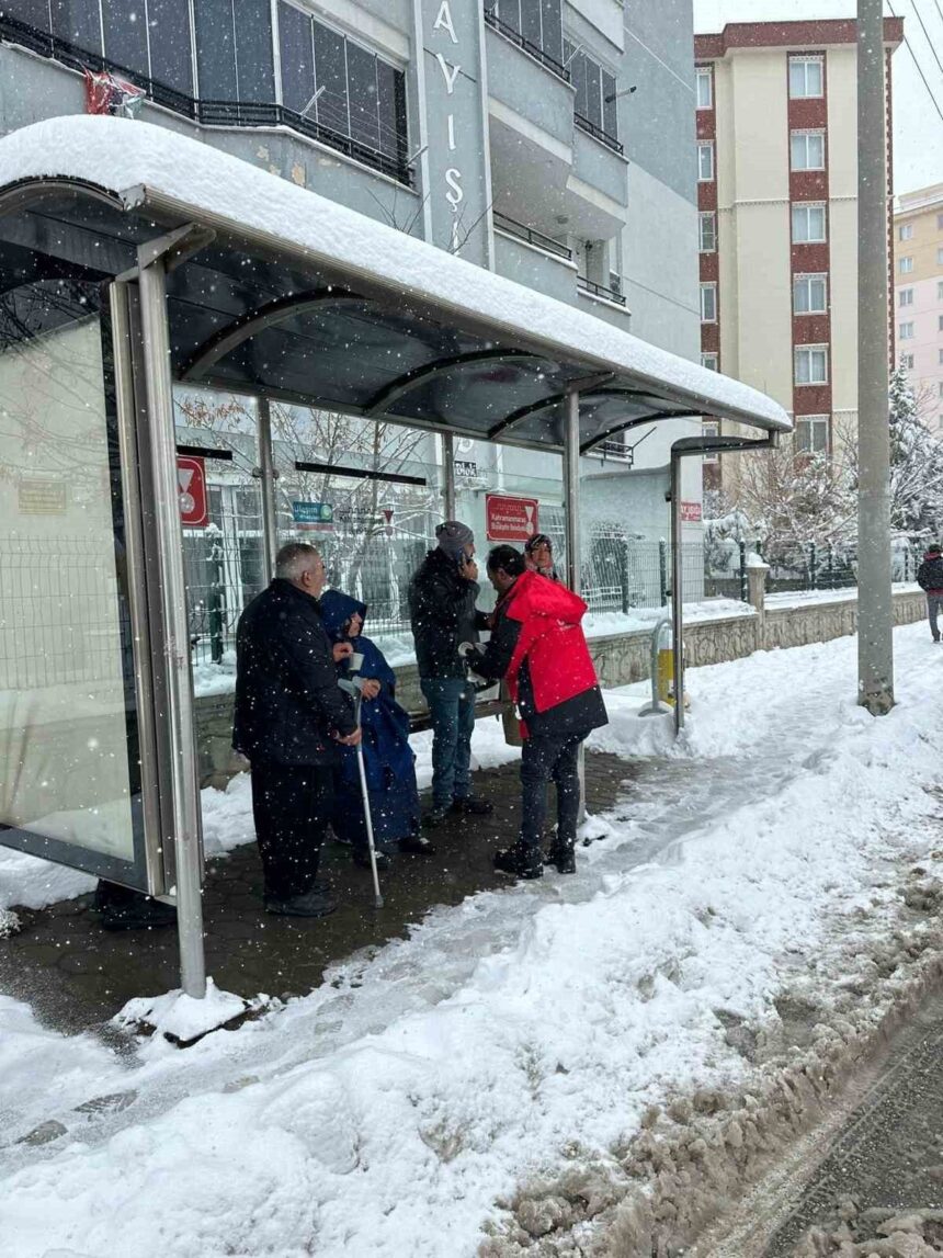 Onikişubat Belediyesi, karla mücadele sürecinde sosyal dayanışmayı da ön plana çıkarıyor.