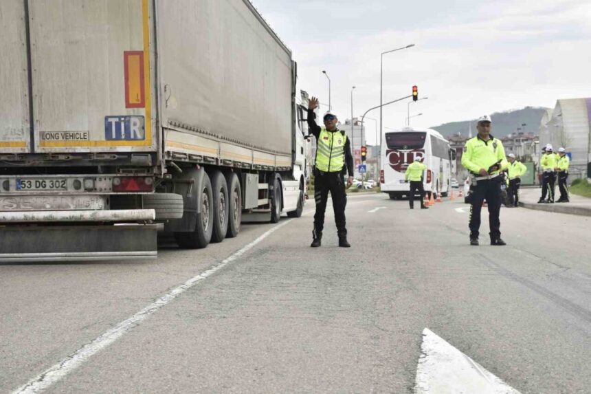 Ordu’da Trafik Denetimlerinde 12 Bin 410 Araç İncelendi, 2 Bin 998 Sürücüye Cezai İşlem Uygulandı