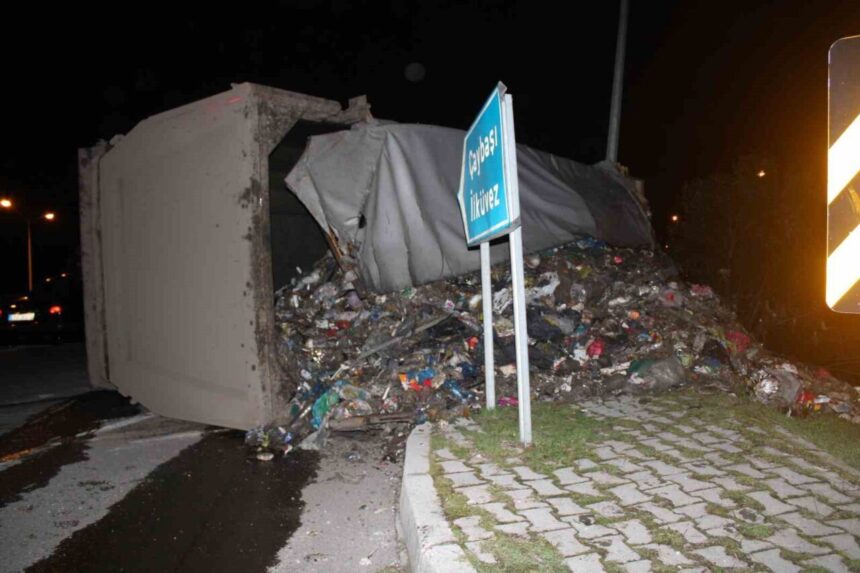 Ünye’de devrilen çöp kamyonunun sürücüsü yaralanarak hastaneye kaldırıldı, ulaşım kontrollü sağlandı. Ünye’de devrilen çöp kamyonunun sürücüsü yaralanarak hastaneye kaldırıldı, ulaşım kontrollü sağlandı.