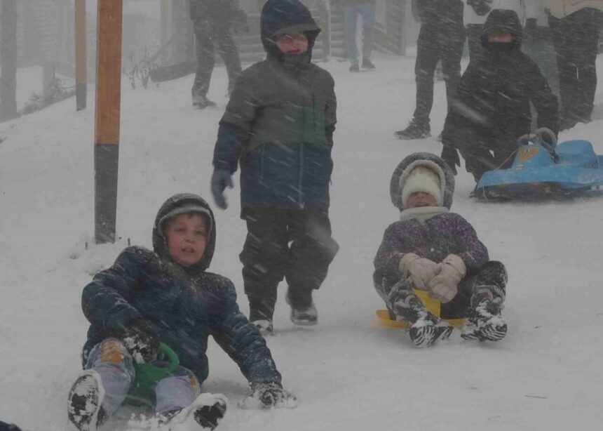 Ordu Valiliği, yoğun kar nedeniyle 16 ilçede eğitime 1 gün ara verildiğini açıkladı.