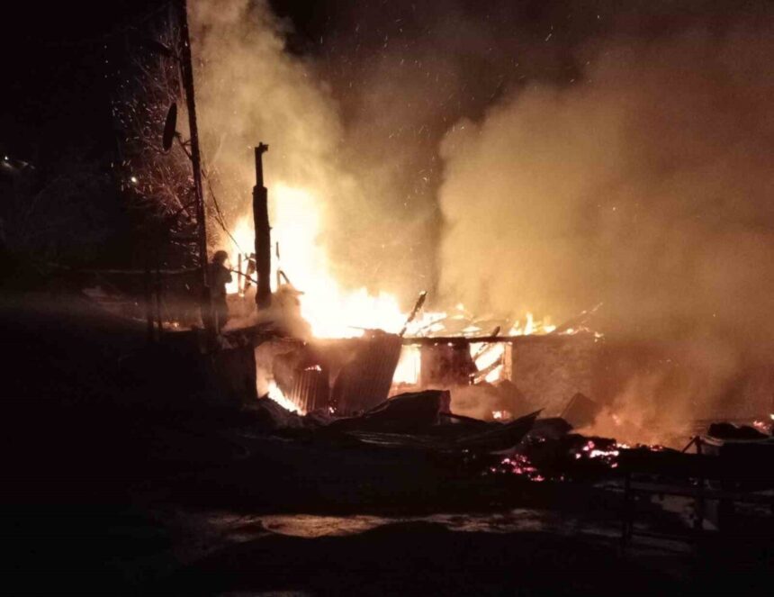 Ünye’de bir kişi, yaşadığı evi ateşe verip kiraz ağacında ölü bulundu. Ünye’de bir kişi, yaşadığı evi ateşe verip kiraz ağacında ölü bulundu.