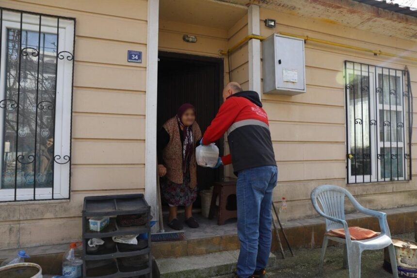 Ordu’da Büyükşehir Belediyesi ihtiyaç sahiplerine sıcak yemek ulaştırıyor. Ordu’da Büyükşehir Belediyesi ihtiyaç sahiplerine sıcak yemek ulaştırıyor.
