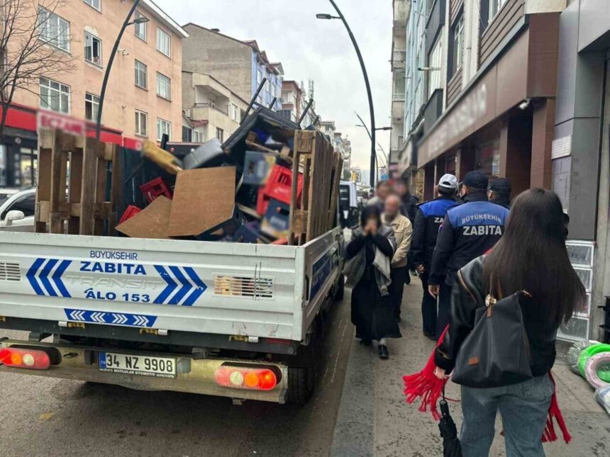 Ordu Zabıta Müdürlüğü ekipleri, Zübeyde Hanım Caddesi’ndeki kaldırımları işgal eden malzemeleri topladı. Ordu Zabıta Müdürlüğü ekipleri, Zübeyde Hanım Caddesi’ndeki kaldırımları işgal eden malzemeleri topladı.
