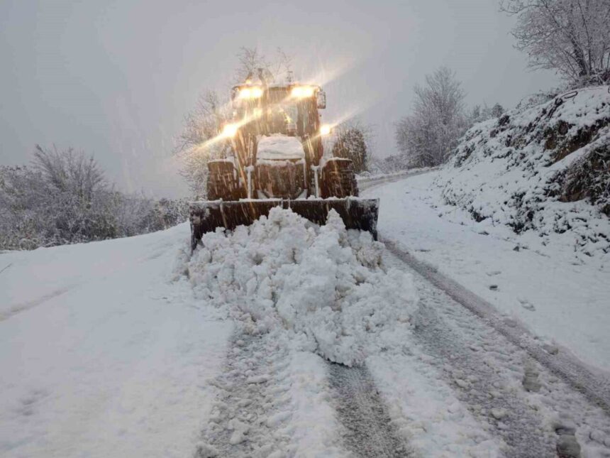Ordu’da karla mücadele: 510 mahalle yolu açıldı, 144 hasta ve 55 cenazeye müdahale edildi.