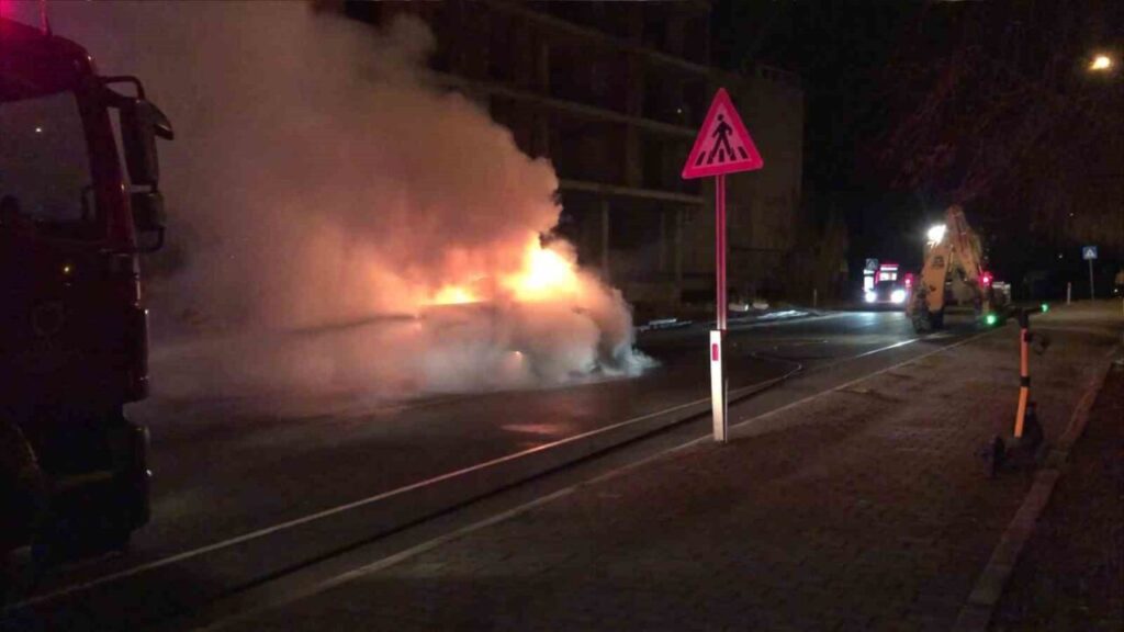 Ünye’de seyir halindeyken alev alan kamyonet kullanılamaz hale geldi.