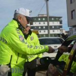 Ünye’de polis, 2 saatlik trafik denetiminde emniyet kemeri ve belge kontrolleri yaptı, ceza uyguladı.
