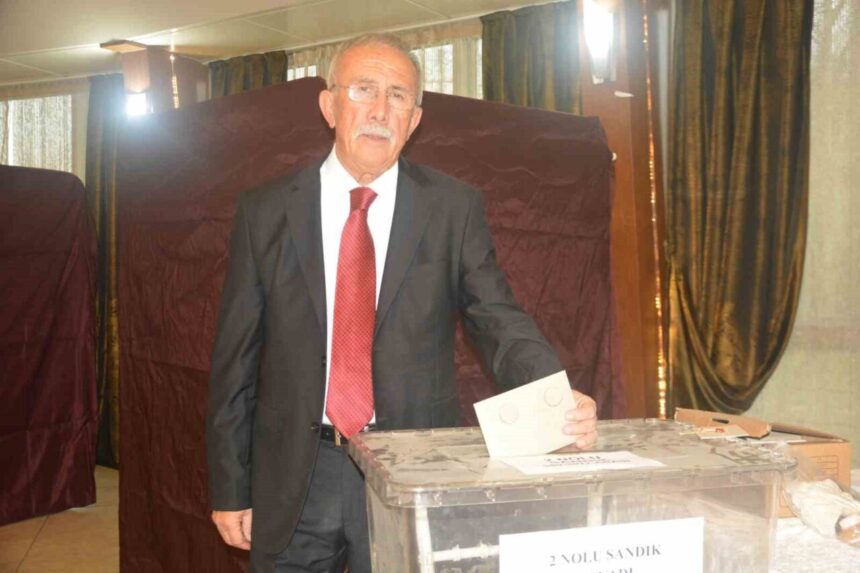 Ünye Şoförler Esnaf Odası Genel Kurulu’nda Bekir Şimşek, 46 yıl sonra yeniden başkan seçildi. Ünye Şoförler Esnaf Odası Genel Kurulu’nda Bekir Şimşek, 46 yıl sonra yeniden başkan seçildi.