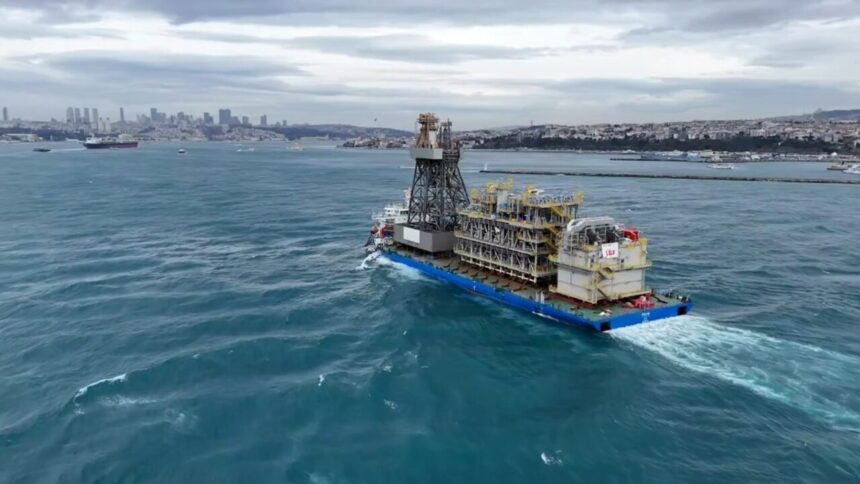 Osman Gazi yüzer üretim platformu ve Yıldırım Sondaj Gemisi’nin kulesi, İstanbul Boğazı’ndan taşınıyor. Osman Gazi yüzer üretim platformu ve Yıldırım Sondaj Gemisi’nin kulesi, İstanbul Boğazı’ndan taşınıyor.