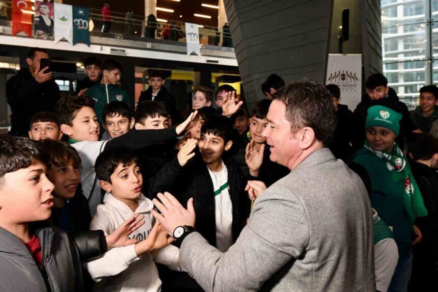 Osmangazi Belediyesi, hiç maça gitmemiş çocukları Bursaspor’un maçına götürüyor. Osmangazi Belediyesi, hiç maça gitmemiş çocukları Bursaspor’un maçına götürüyor.