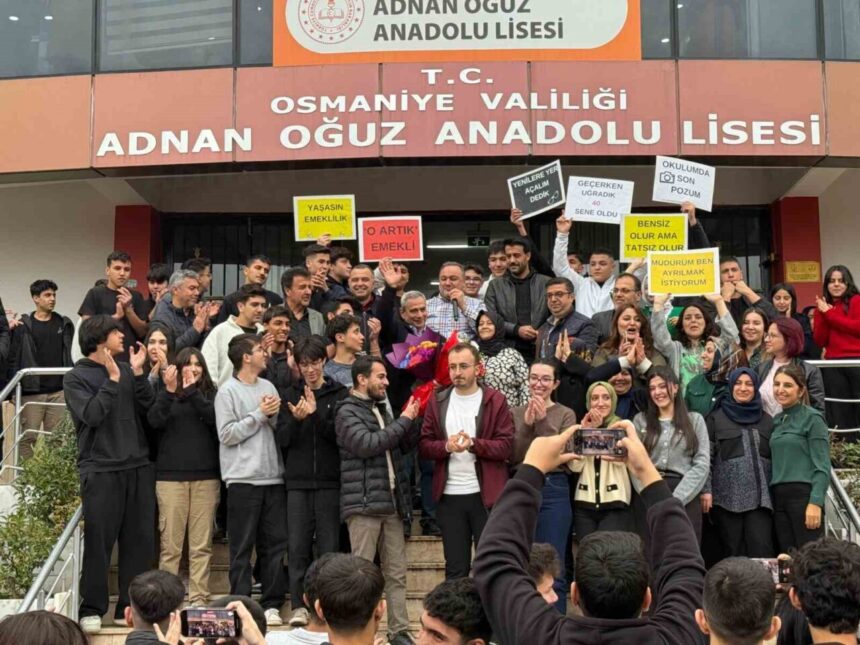 Osmaniye’de 40 yıl hizmet eden Türk Dili ve Edebiyatı Öğretmeni Nihat Emelce, düzenlenen törenle emekli oldu.
