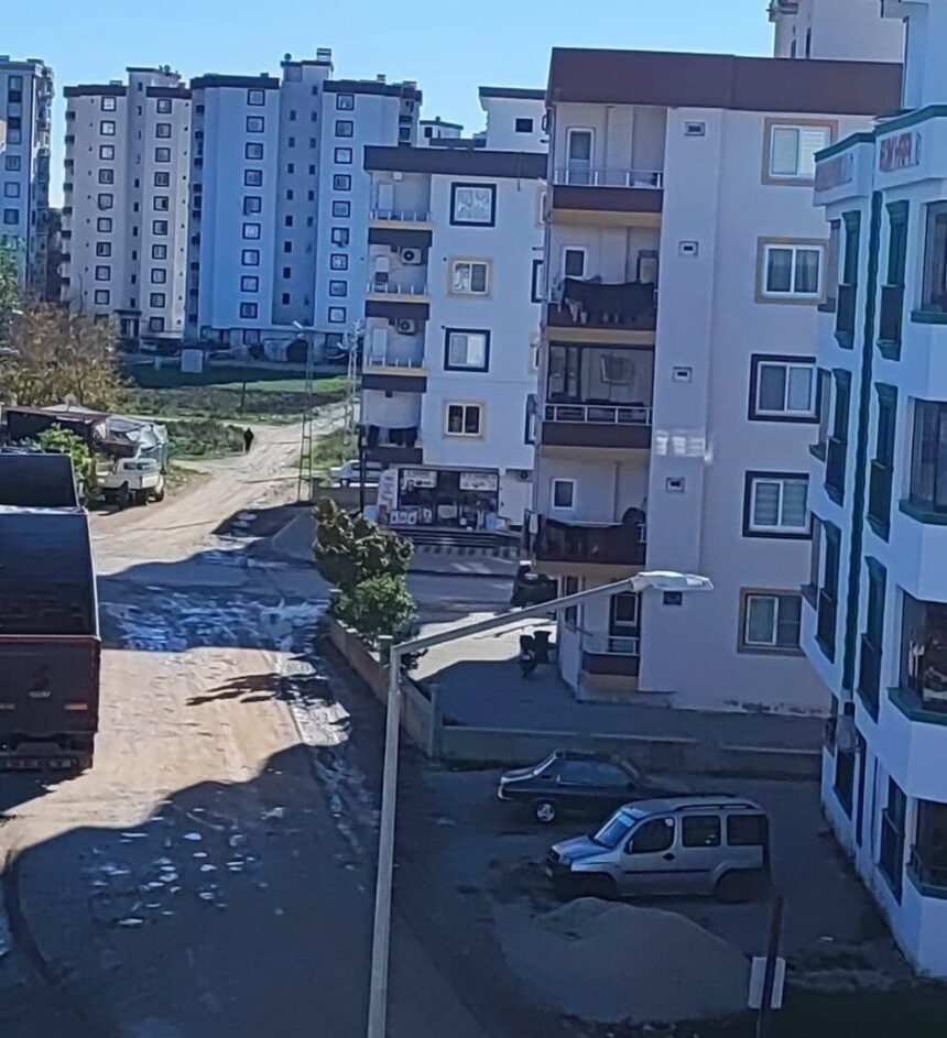 Kadirli’de 5. kattan merdiven boşluğuna düşen 50 yaşındaki Gamber Köse hayatını kaybetti.