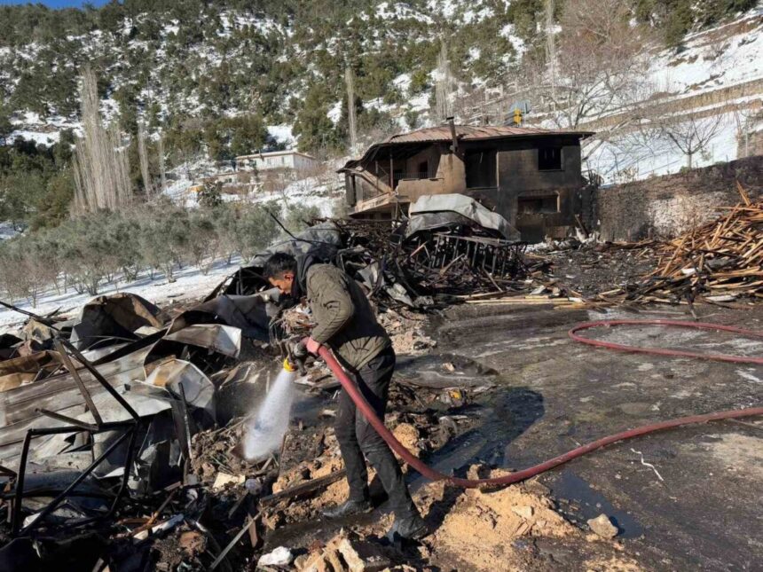 Bahçe’deki hızar atölyesinde yangın çıktı, itfaiye ekipleri müdahale ederek yangını söndürdü.
